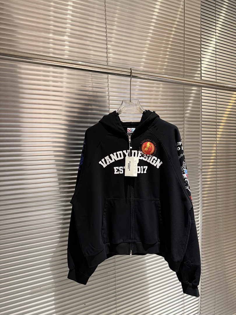 Streetwear Brand Slogans - เสื้อฮู้ดซิปแบรนด์แฟชั่น 25FW คอลเลคชั่นร่วม ปักตราสัญลักษณ์รูปม้า พร้อมสโลแกน สไตล์สตรีทแวร์